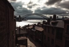Colonial buildings,Historic pubs,Cobblestone streets,Harbour views