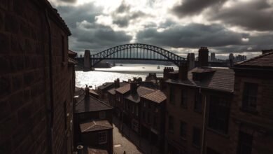 Colonial buildings,Historic pubs,Cobblestone streets,Harbour views